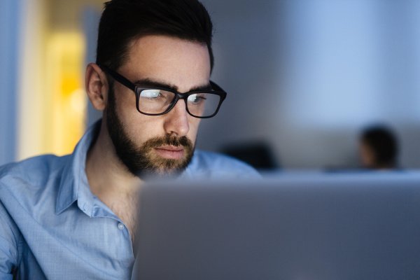 Have-prk-vson-laser-vision-specialists-matthew-russell-brisbane-v2 a man with glasses using computer, PRK Brisbane, PRK Fortitude Valley
